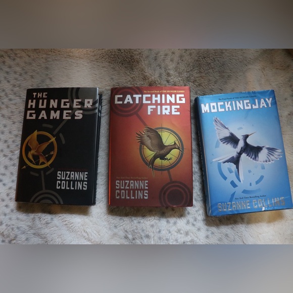 The Hunger Games Trilogy Hard Cover Box Set. Written by Suzanne Collins - Picture 5 of 15